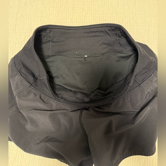 Lululemon Low Rise Lined shorts - Picture 4 of 6